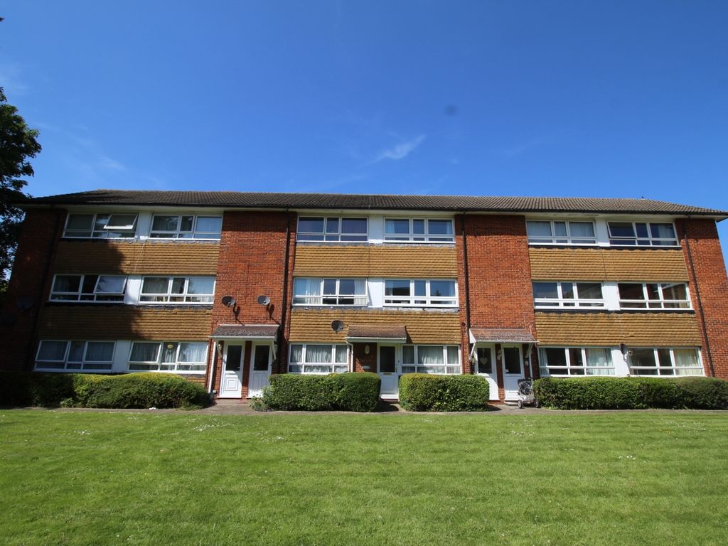 3 bed flat to rent in Mandeville Court Strode Street, Egham, Surrey