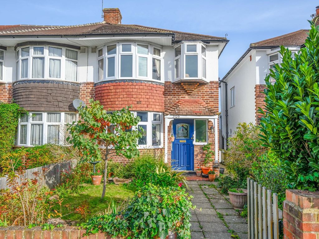 3 bed end terrace house for sale in Hersham Road, Hersham KT12, £