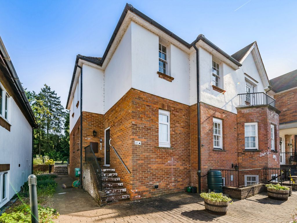 1 bed flat for sale in War Memorial Place, HenleyOnThames