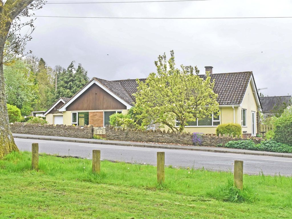 3 bed bungalow for sale in Grosvenor Road, Llandrindod Wells, Powys LD1