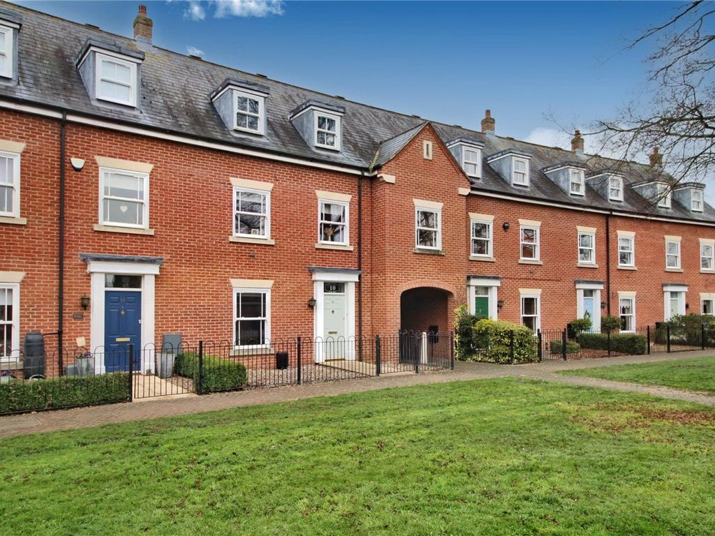 3 bed terraced house for sale in Blackthorn Way, Poringland, Norwich