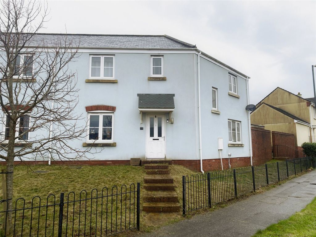 4 bed end terrace house for sale in Pasmore Road, Helston, Cornwall