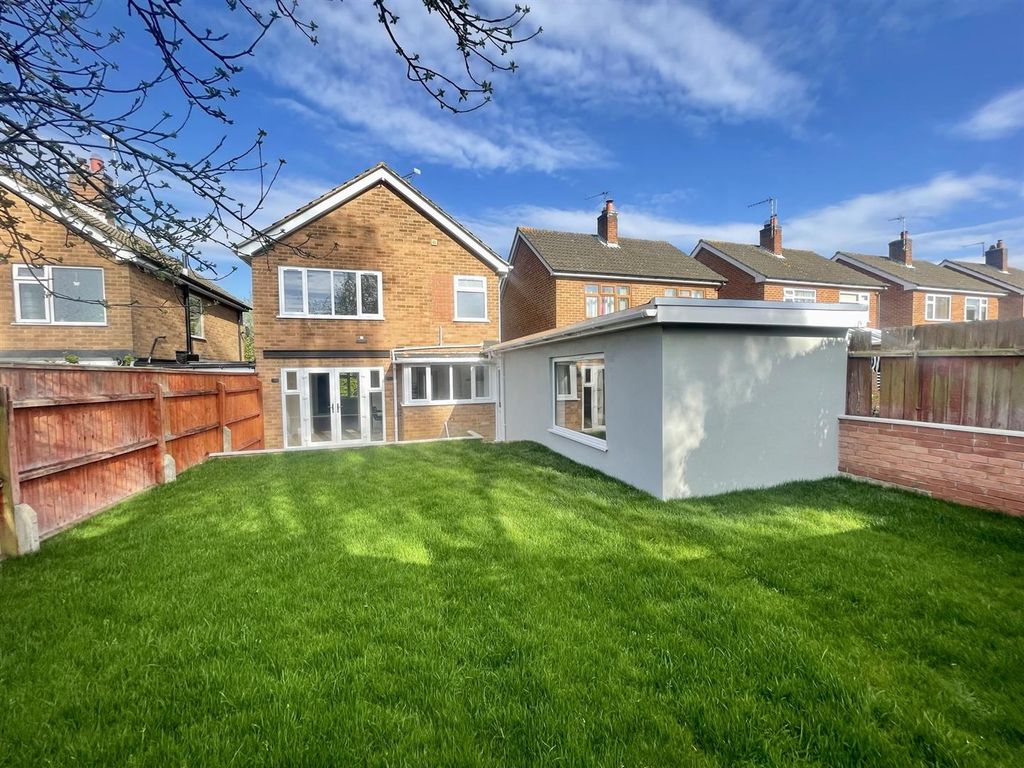 4 bed linkdetached house for sale in Henson Close, Birstall, Leicester