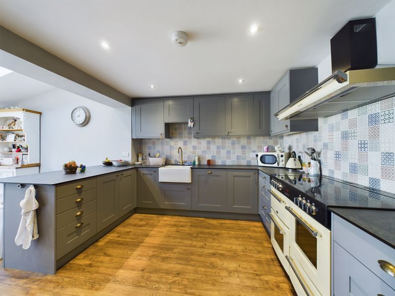 4 bed end terrace house for sale in Wold Close, Gossops Green, Crawley