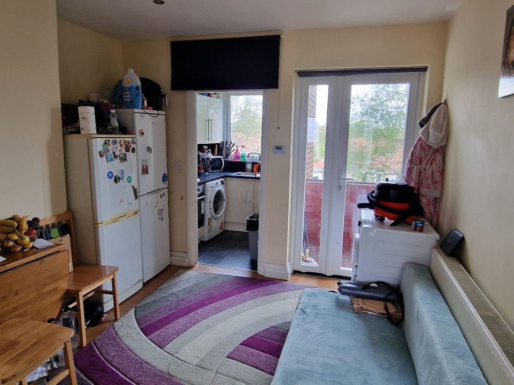 2 bed flat to rent in Everton Court, Honeypot Lane, Stanmore HA7, £