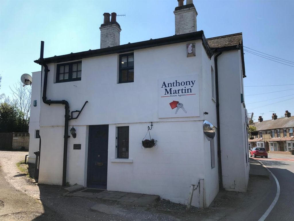 2 bed parking/garage to rent in Wrotham Road, Meopham, Gravesend, Kent