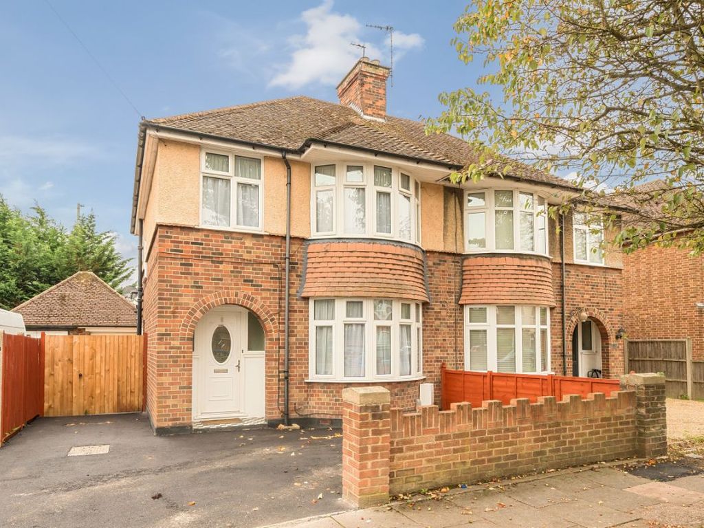 3 bed semidetached house for sale in Kingsbrook Road, Bedford MK42, £