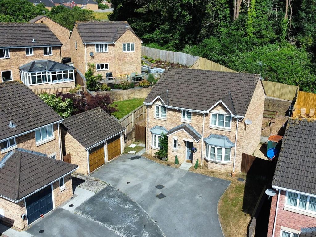 4 bed detached house for sale in Rhodfa Ceirios, PenYFai, Bridgend