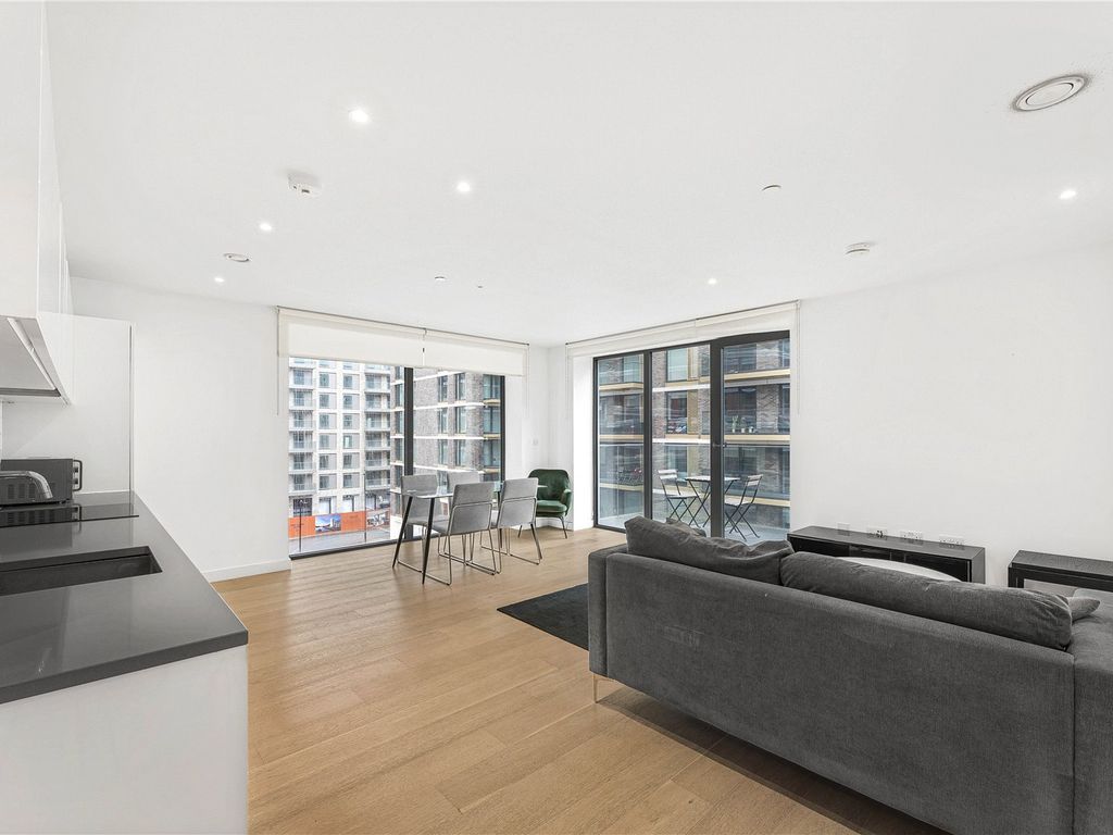 2 bed flat to rent in Fairwater House, Street, London E16, £