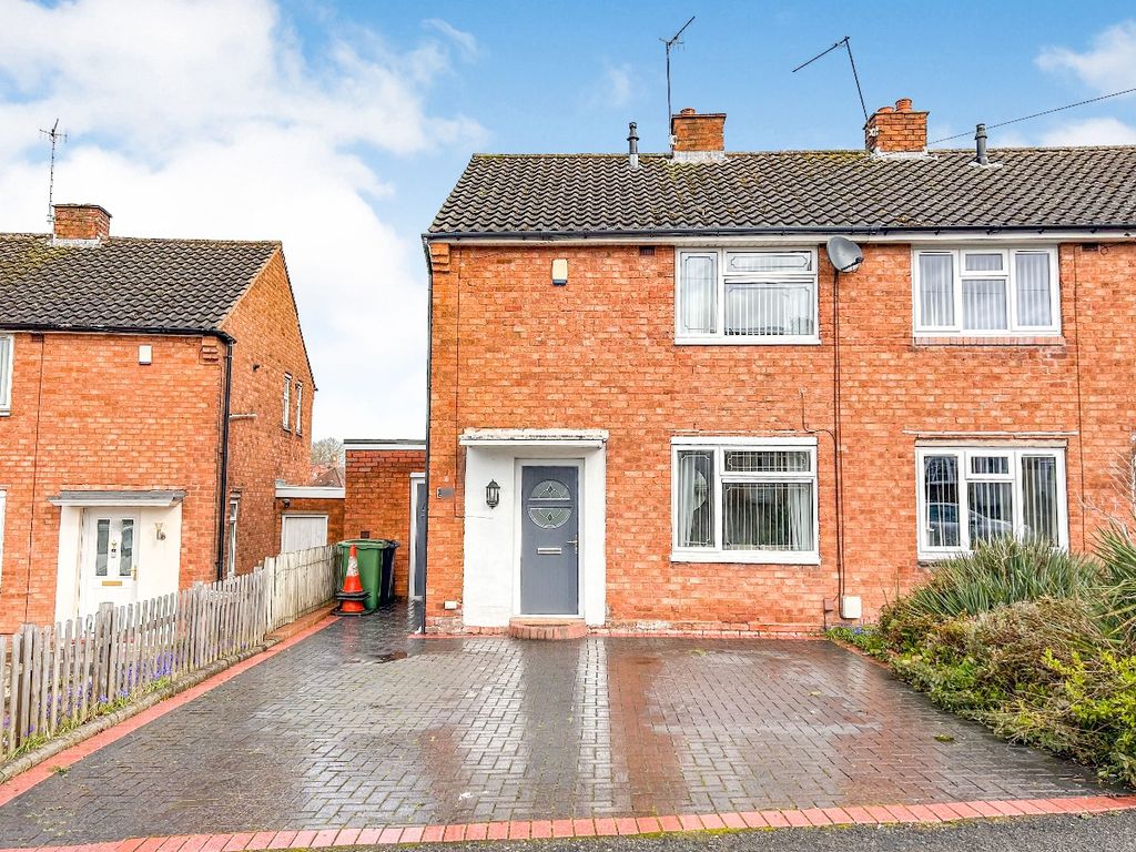 2 bed semidetached house to rent in Larch Road, Kingswinford DY6, £900