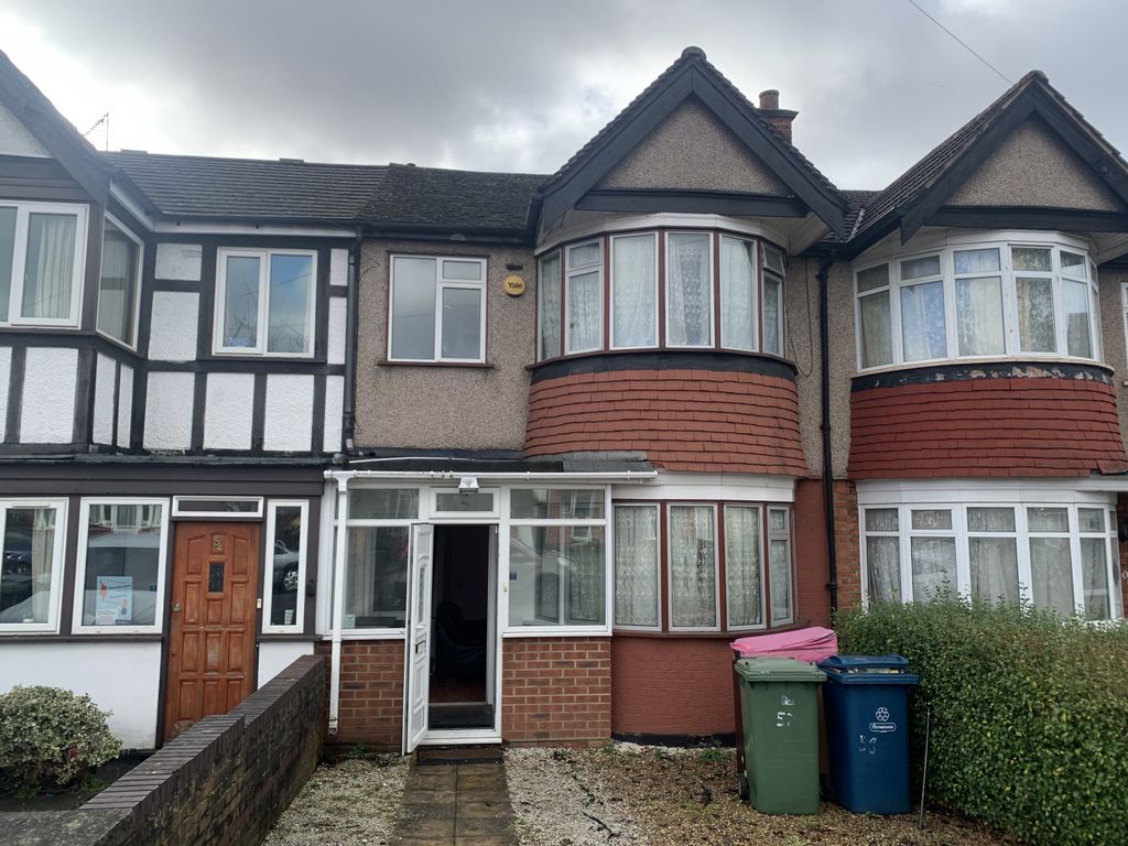 3 bed terraced house to rent in Clitheroe Avenue, Harrow HA2, £2,500
