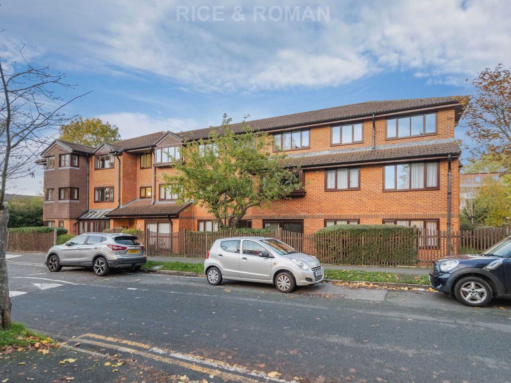 1 bed flat to rent in Wordsworth Drive, Cheam SM3, £1,195 pcm Zoopla