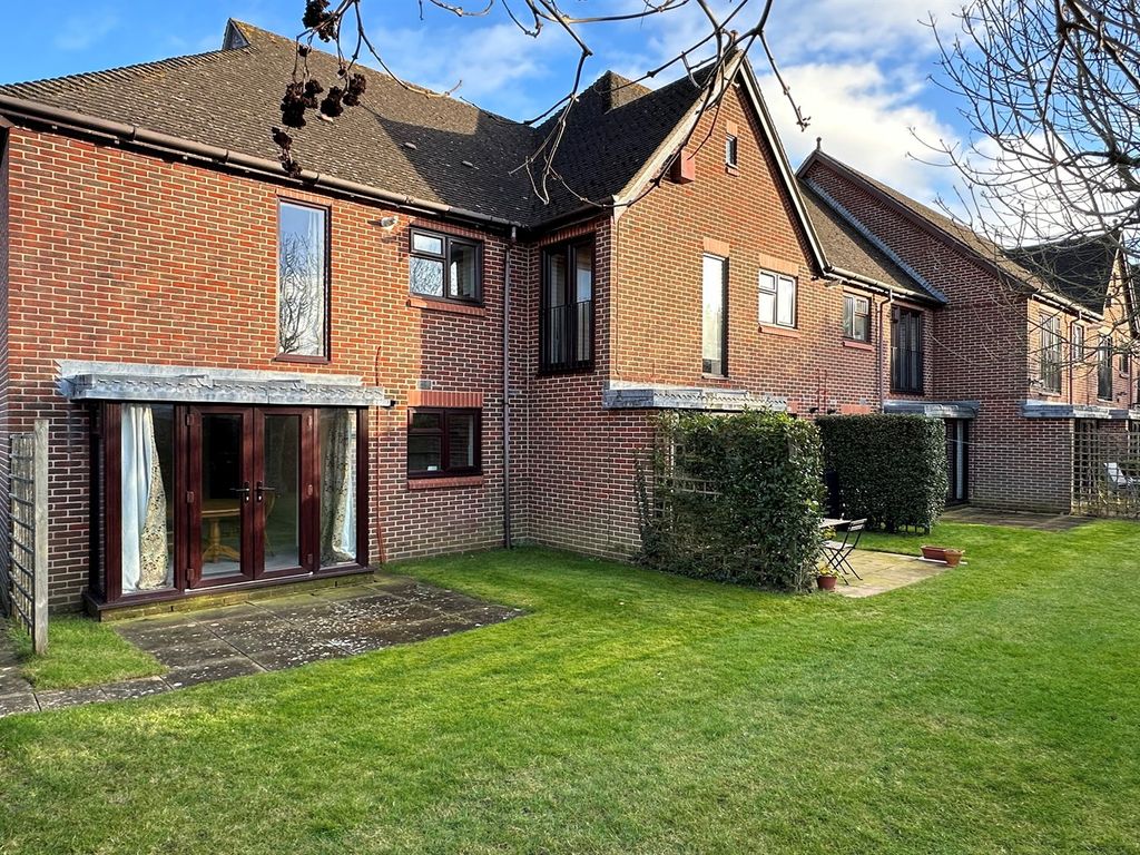 2 bed flat to rent in Flat 22 Willow Court, Fishbourne Road East