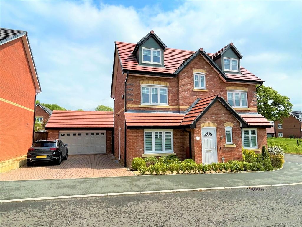 5 bed detached house for sale in Little Meadow Close, Eaton, Congleton