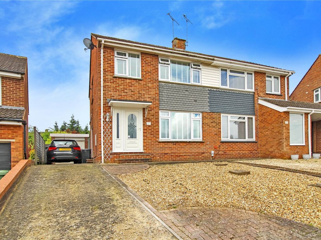 3 bed semidetached house for sale in Avonmead, Greenmeadow, Swindon