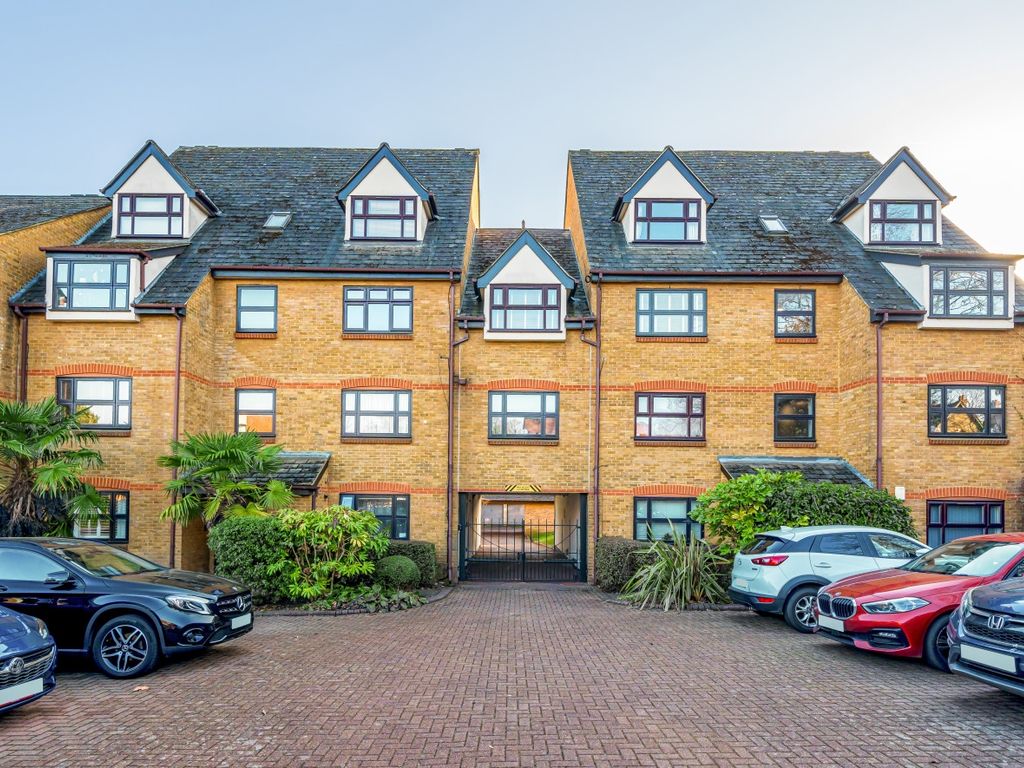 2 bed flat to rent in Albemarle Park, Albemarle Road, Beckenham BR3