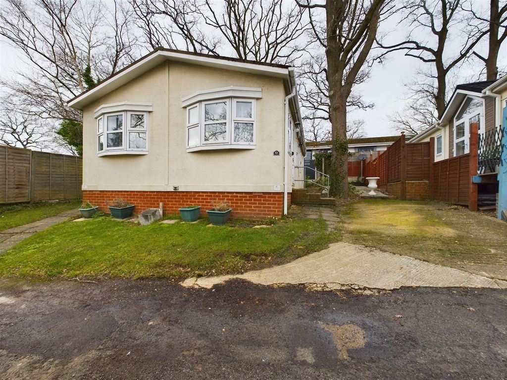 2 bed mobile/park home for sale in Garston Park, Tilehurst, Reading