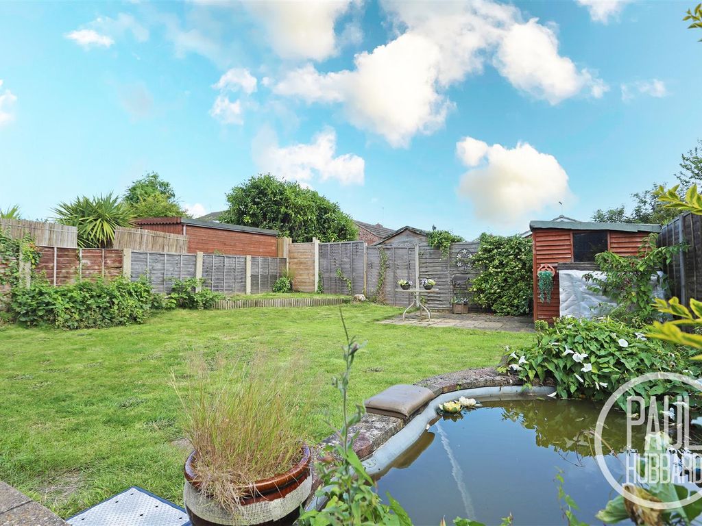 5 bed detached house for sale in Grampian Way, Oulton NR32, £360,000