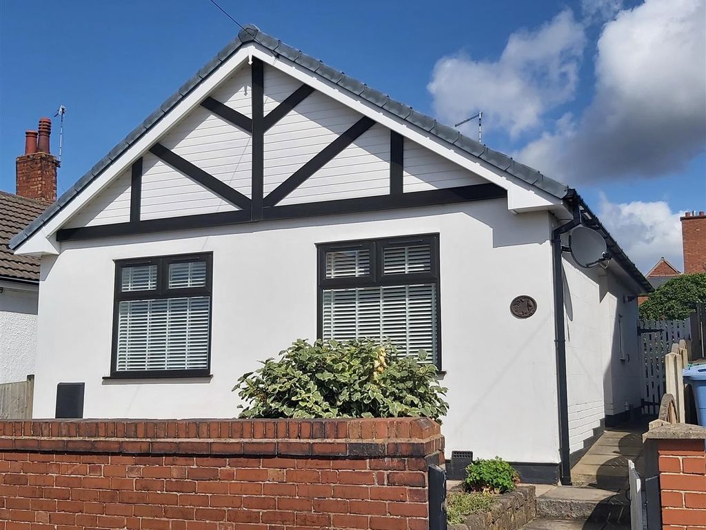 2 bed detached house for sale in Meadow Avenue, Mansfield NG18, £