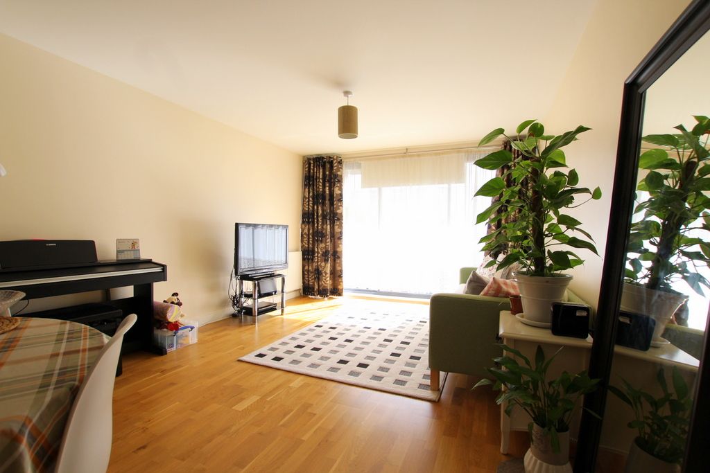 2 bed flat to rent in Rothesay Avenue, Wimbledon SW20, £2,095 pcm Zoopla