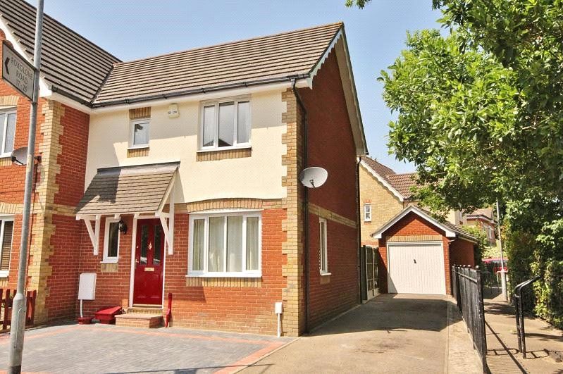 2 bed semidetached house to rent in Foxglove Road, Rush Green, Romford