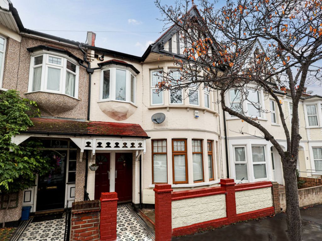 1 bed flat for sale in Hildaville Drive, WestcliffOnSea SS0, £220,000