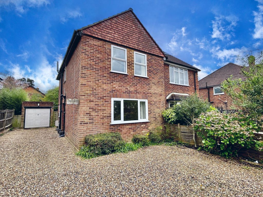 3 bed semidetached house to rent in Chertsey Road, Windlesham GU20, £