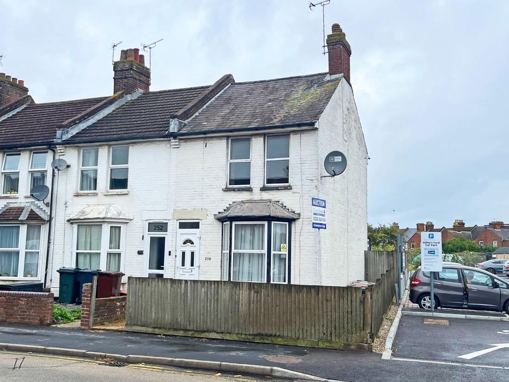 3 bed end terrace house for sale in Beaver Road, Ashford TN23, £150,000