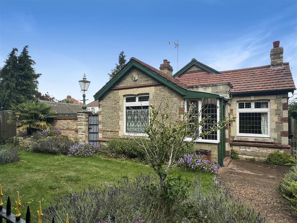 3 bed detached bungalow for sale in Home Close, Histon, Cambridge CB24