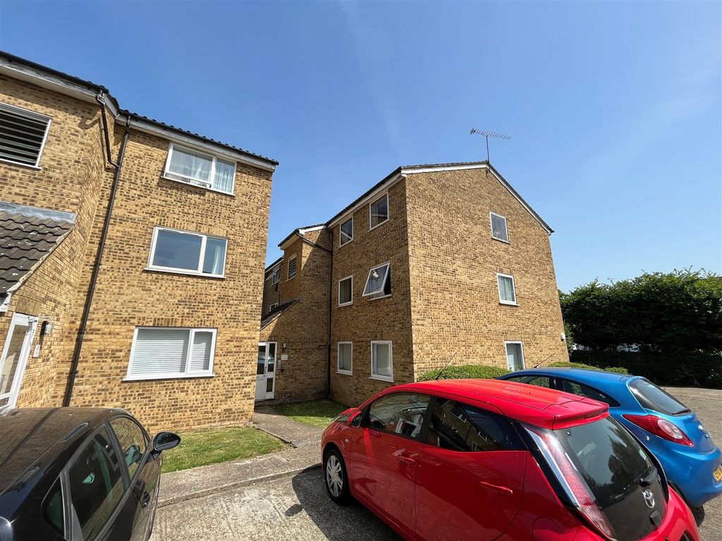 1 bed flat to rent in Swans Hope, Loughton IG10 Zoopla