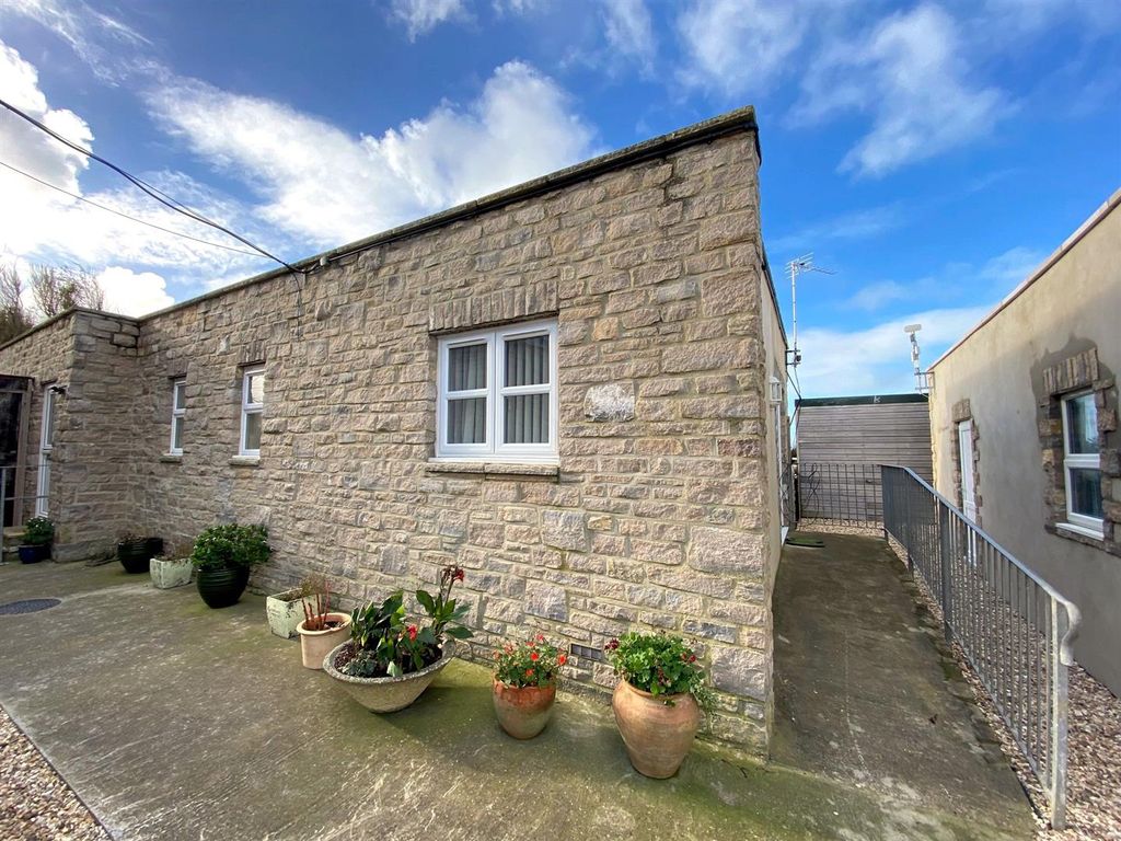 2 bed semidetached bungalow to rent in Westhill Road, Wyke Regis