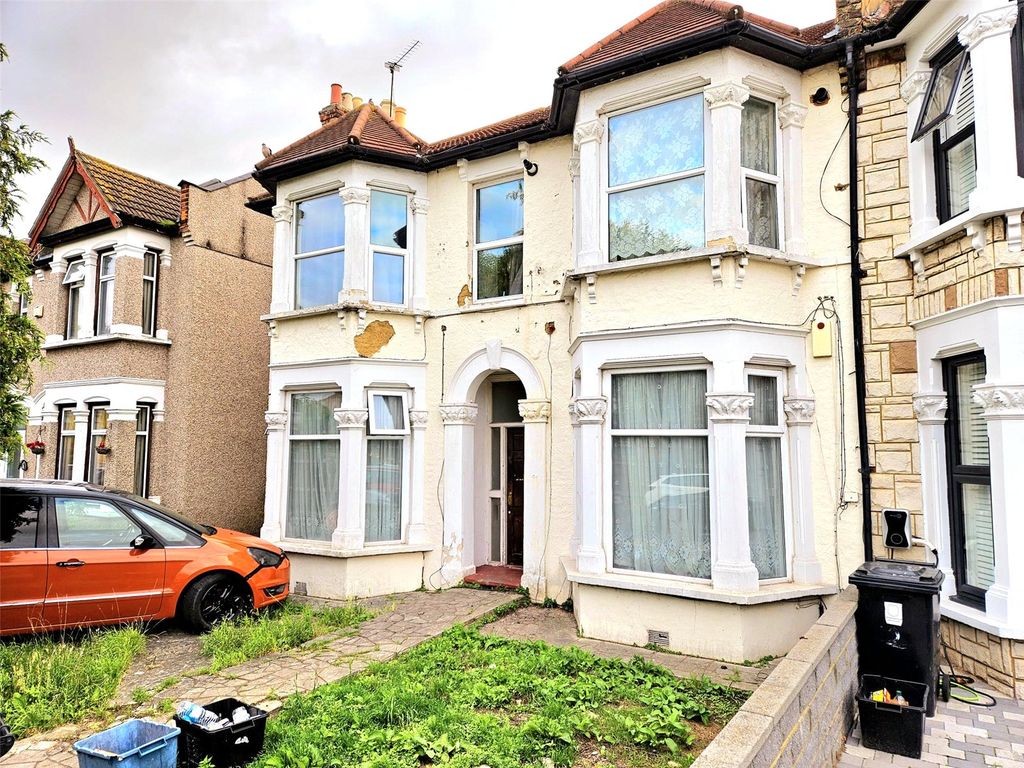2 bed for sale in Norfolk Road, Seven Kings IG3, £325,000
