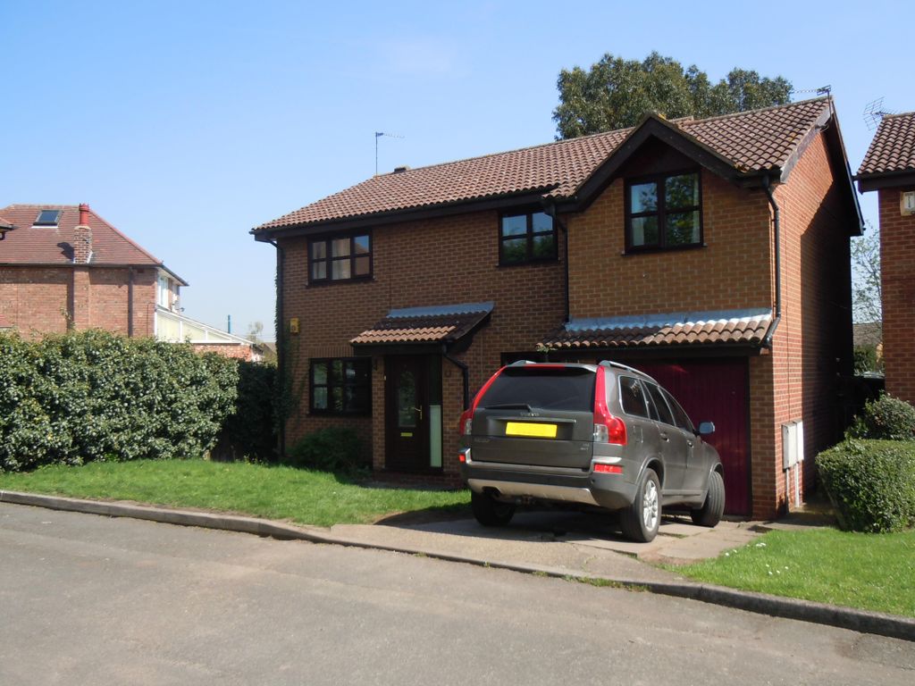 4 bed detached house to rent in Kynance Gardens, Wilford, Nottingham