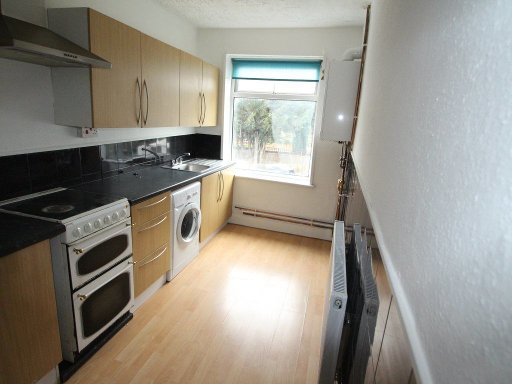 2 bed flat to rent in London Road, Romford RM7 Zoopla