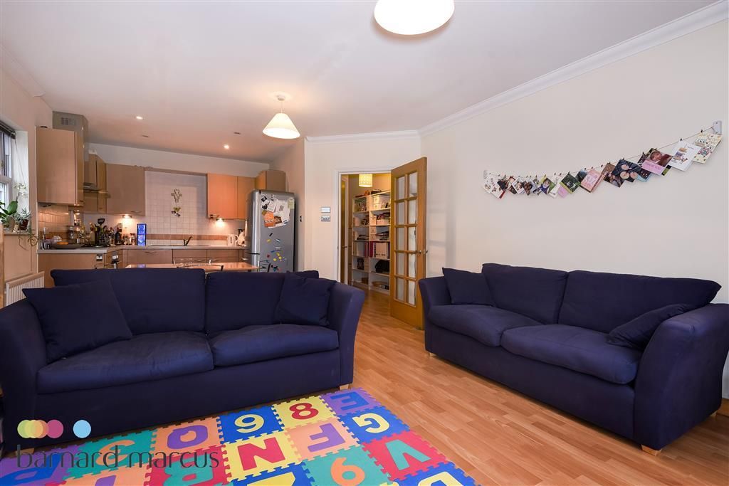 1 bed flat to rent in Upper Richmond Road, Putney, London SW15, £1,800