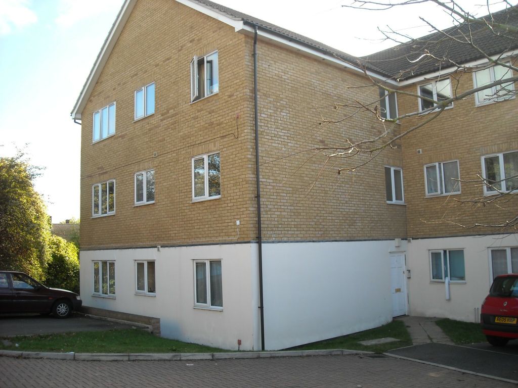 2 bed flat to rent in Cherwell Grove, South Ockendon RM15, £950 pcm