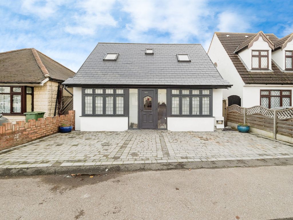 5 bed detached bungalow for sale in Wennington Road, Rainham RM13, £