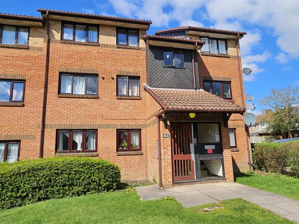 2 bed flat for sale in Gatting Close, Pavilion Way, Edgware Middlesex