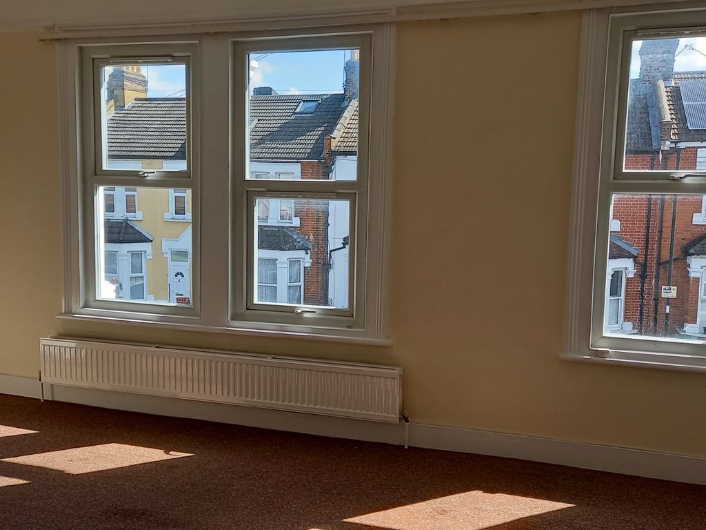 1 bed flat to rent in Moffat Road, Palmers Green N13 Zoopla