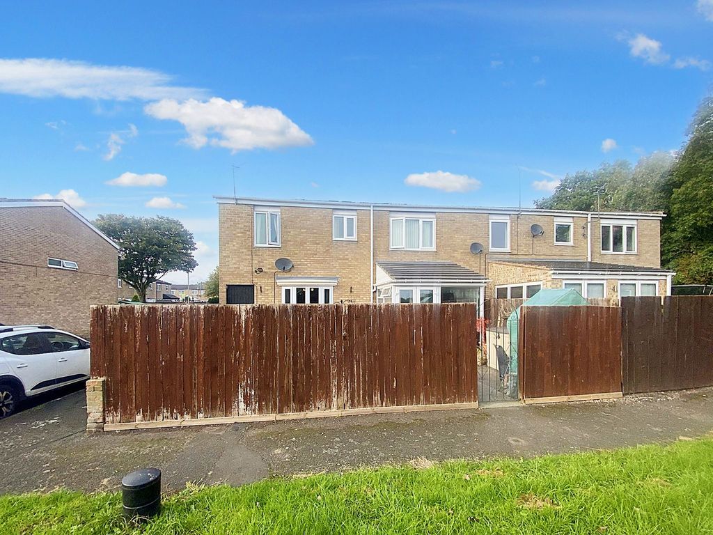 4 bed terraced house for sale in Mortimer Chase, East Hartford