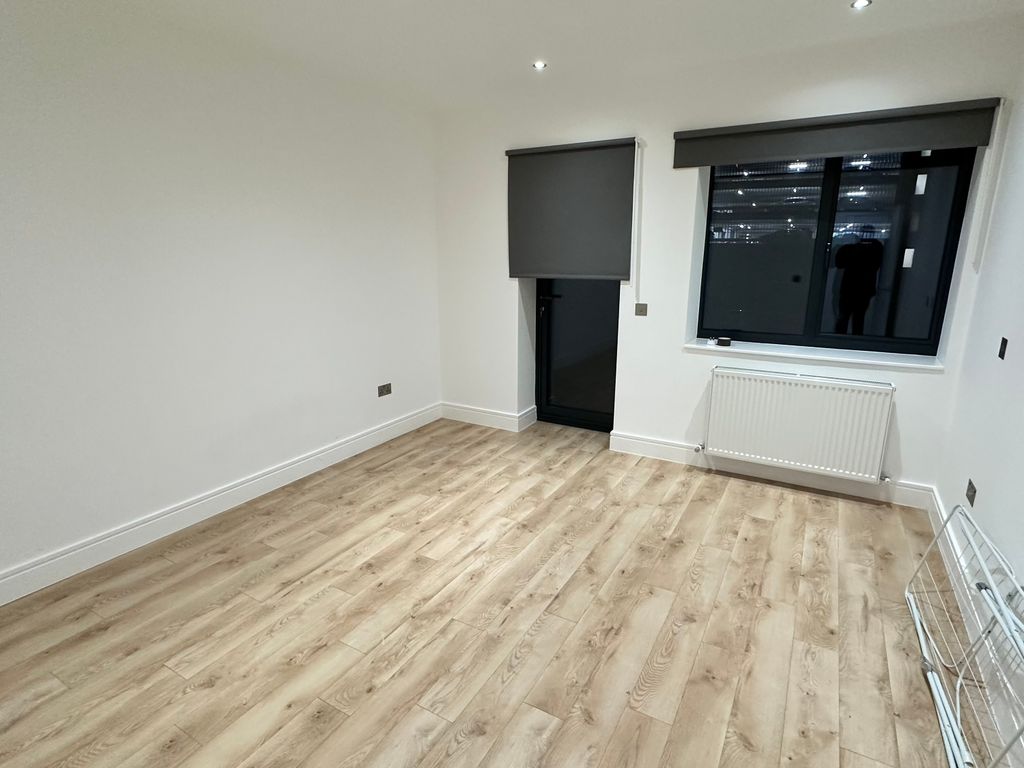 2 bed flat to rent in High Street, Orpington BR6, £1,550 pcm Zoopla
