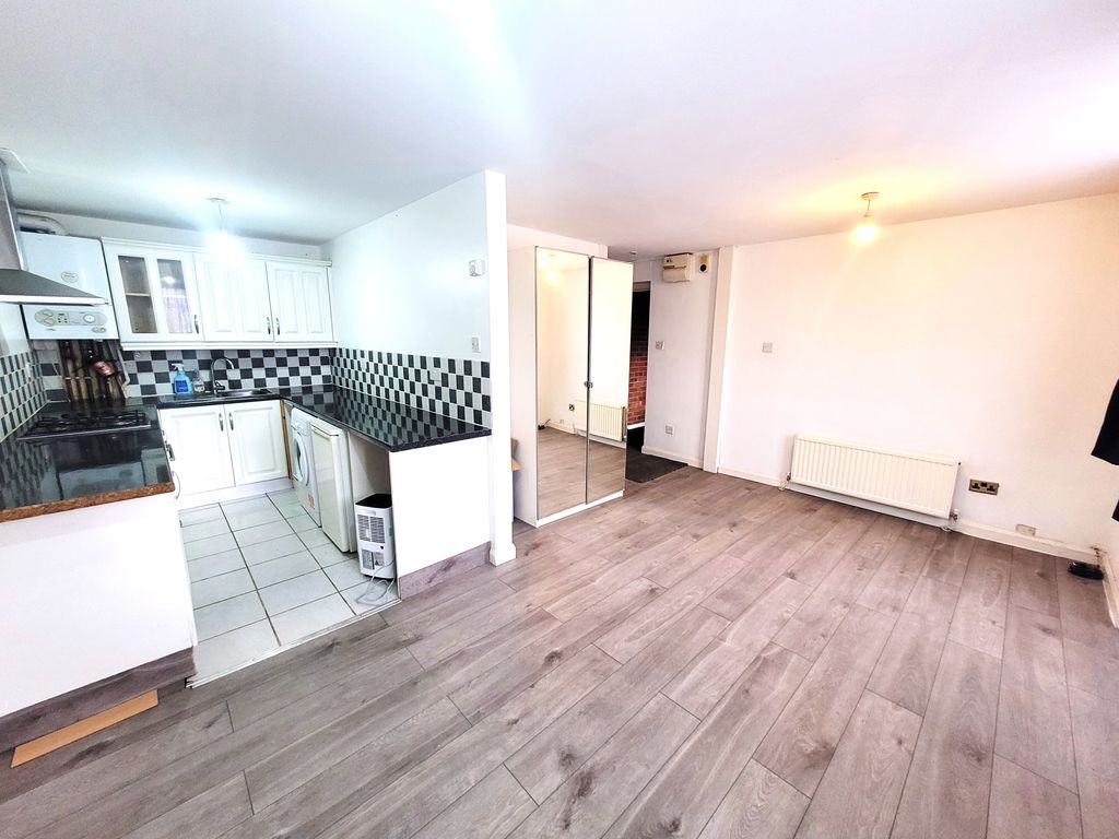 1 bed flat to rent in Rochfords Gardens, Slough SL2, £950 pcm Zoopla