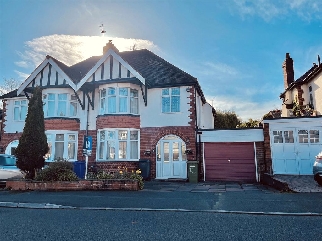 3 bed semidetached house for sale in York Gardens, Finchfield