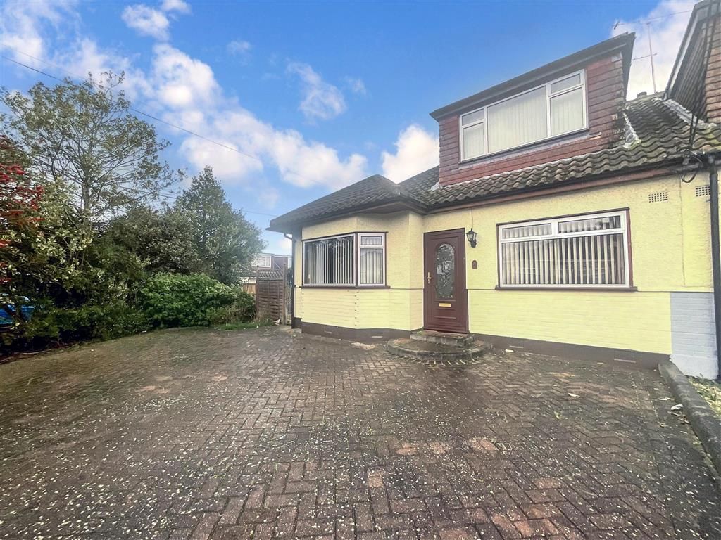 4 bed detached bungalow for sale in Carruthers Close, Wickford, Essex