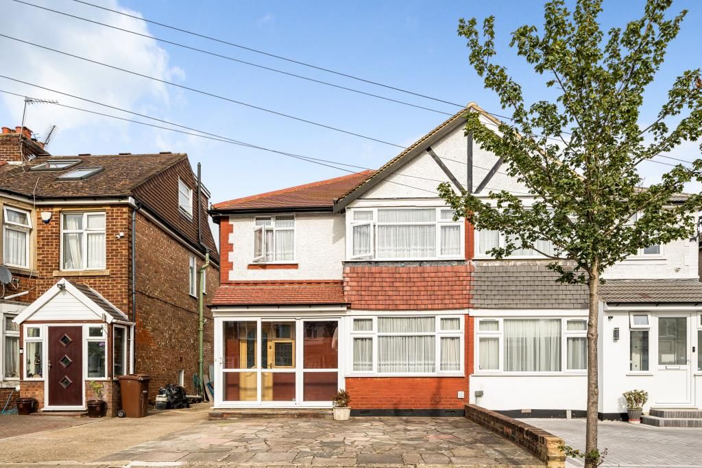 3 bed semidetached house for sale in Stanmore, Middlesex HA7, £550,000