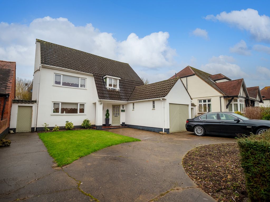 5 bed detached house for sale in Heaton Grange Road, Romford RM2, £