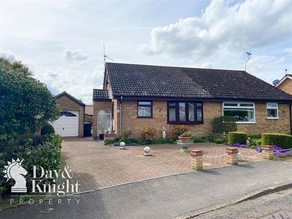 2 bed semidetached bungalow for sale in Kingswood Avenue, Carlton