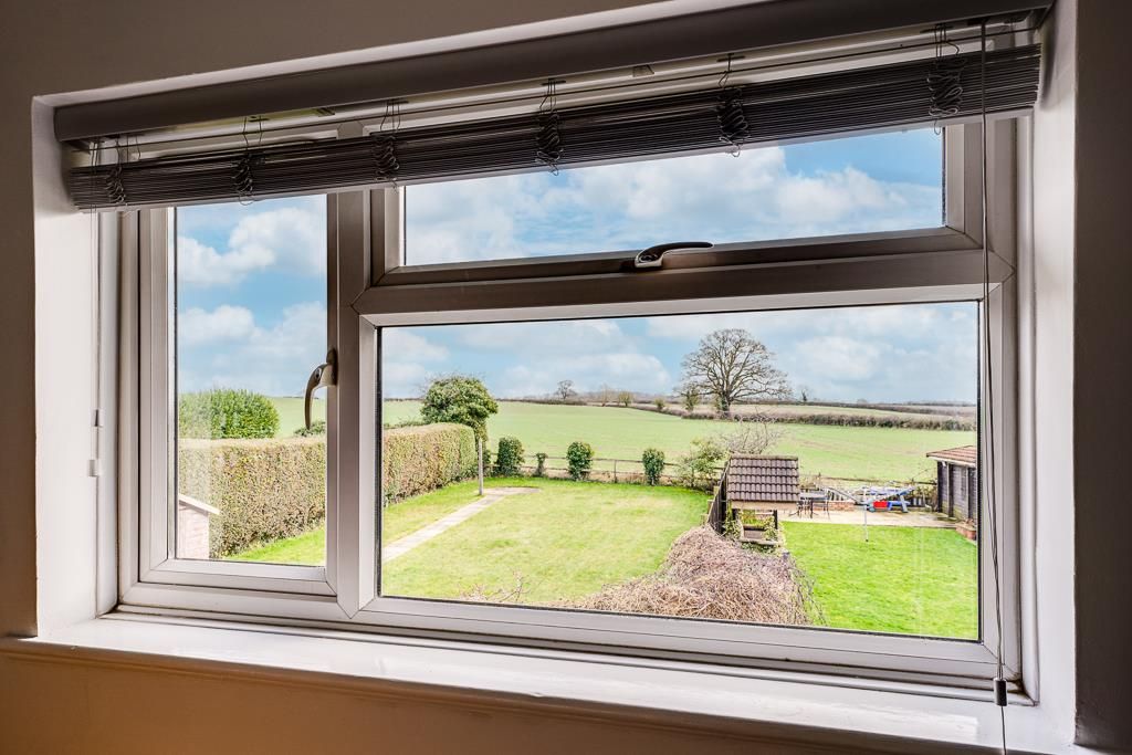 3 bed end terrace house for sale in Wood Street, Geddington, Kettering