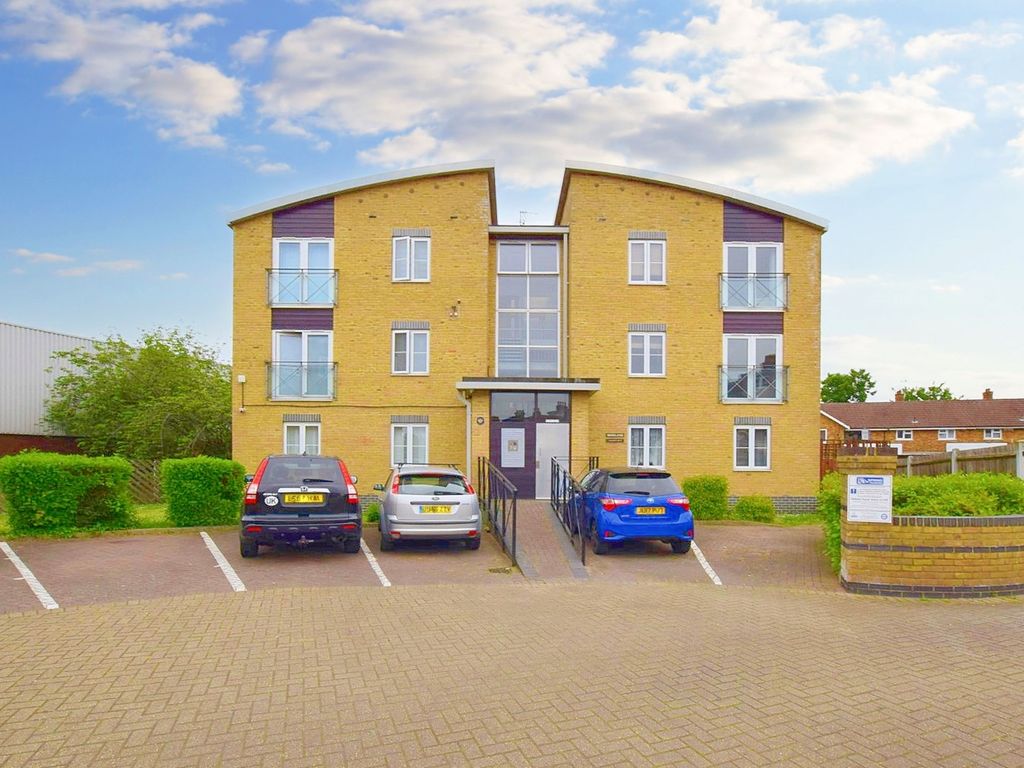 2 bed flat to rent in Romside Place, Romford RM7, £1,550 pcm Zoopla