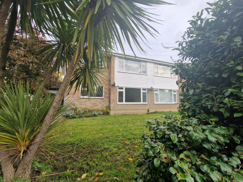 2 bed to rent in Valley Close, Loughton IG10, £1,625 pcm